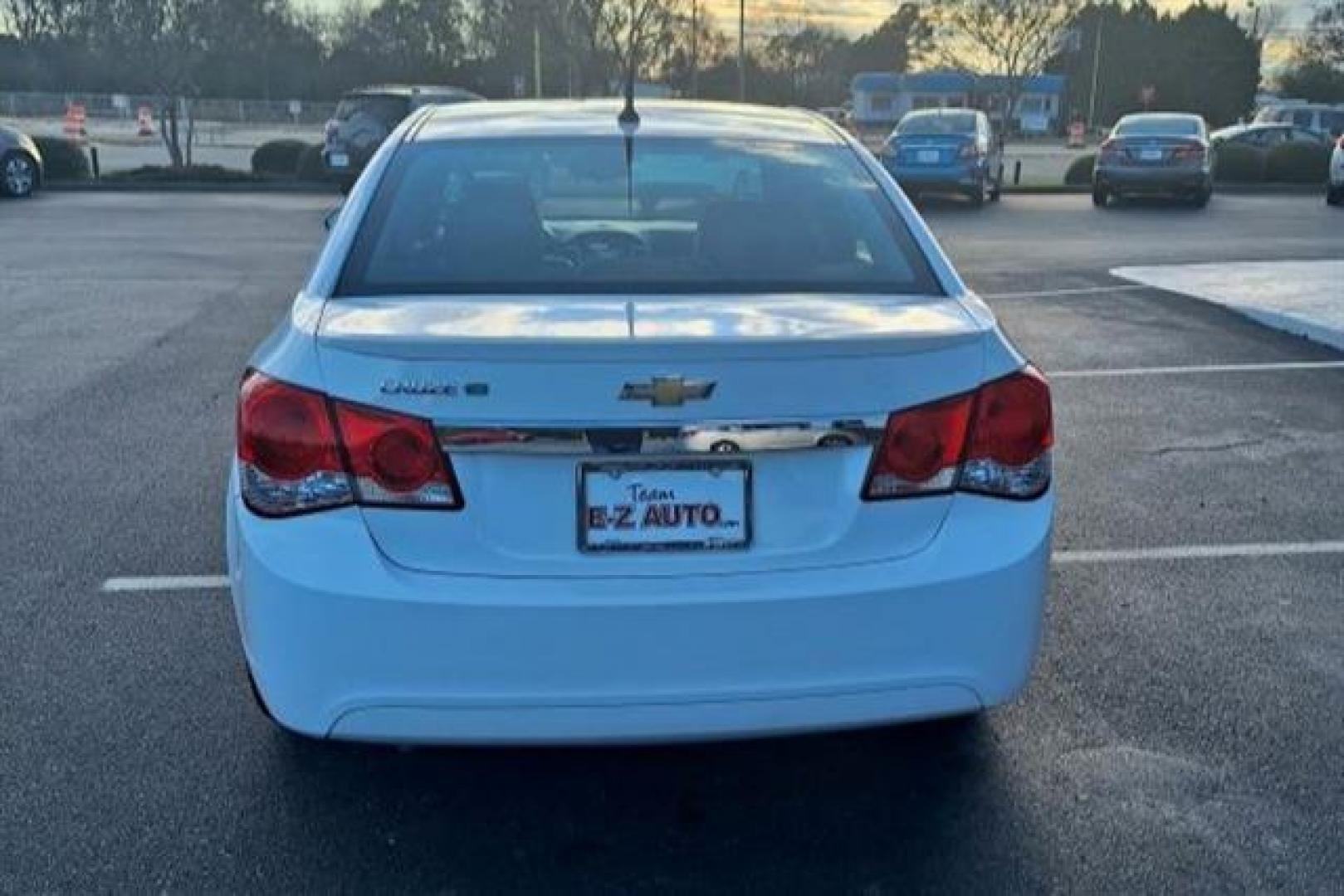 2014 White Chevrolet Cruze Diesel (1G1P75SZ3E7) , 6-Speed Automatic transmission, located at 3900 Bragg Blvd., Fayetteville, NC, 28303, (910) 868-3000, 35.081905, -78.943367 - T-9270-R - 2014 Chevrolet Cruze 1G1P75SZ3E7304837 - Photo#4