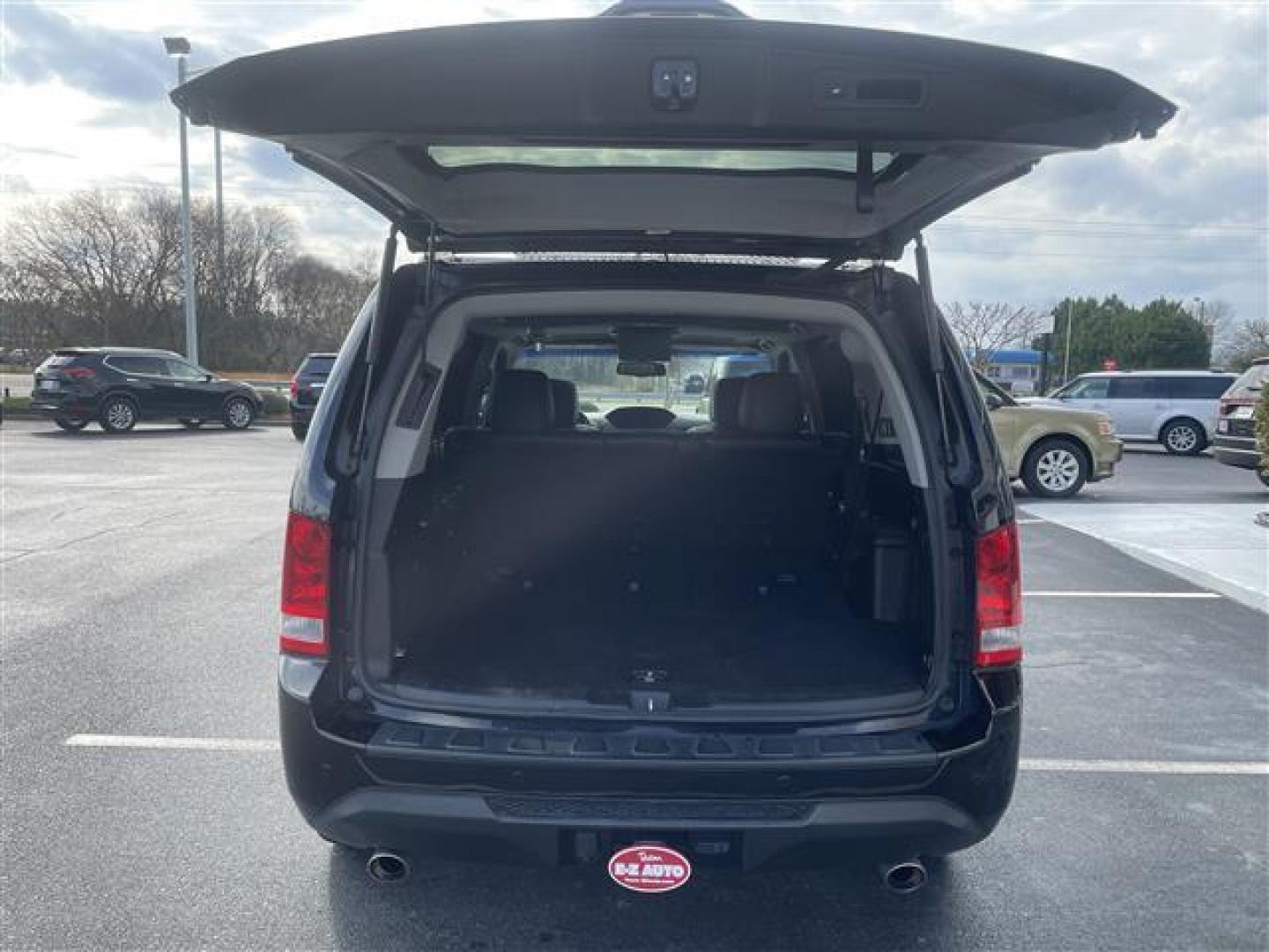 2015 Crystal Black Pearl Honda Pilot Touring 4WD 5-Spd AT with DVD (5FNYF4H9XFB) , 5-Speed Automatic transmission, located at 3900 Bragg Blvd., Fayetteville, NC, 28303, (910) 868-3000, 35.081905, -78.943367 - Photo#4