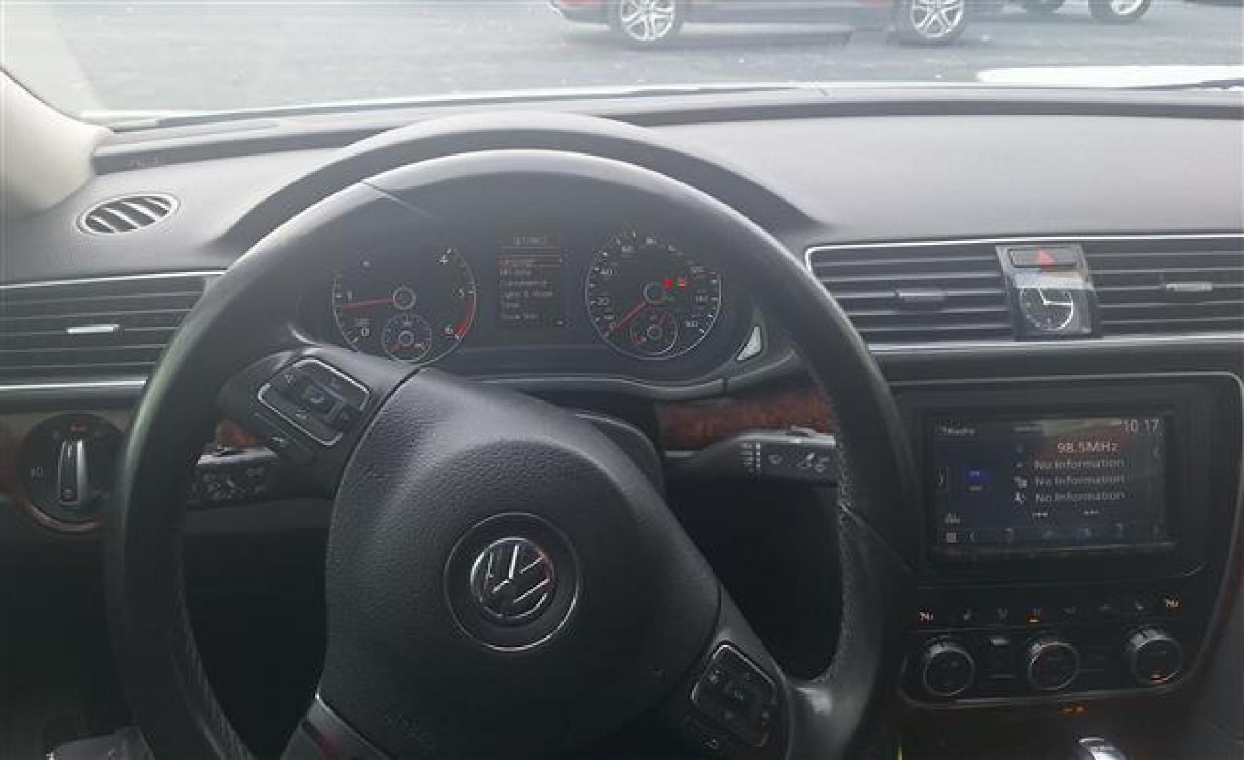 2013 Candy White Volkswagen Passat 2.0L TDI SEL Premium (1VWCN7A31DC) , 6-Speed Automatic transmission, located at 3900 Bragg Blvd., Fayetteville, NC, 28303, (910) 868-3000, 35.081905, -78.943367 - Photo#4