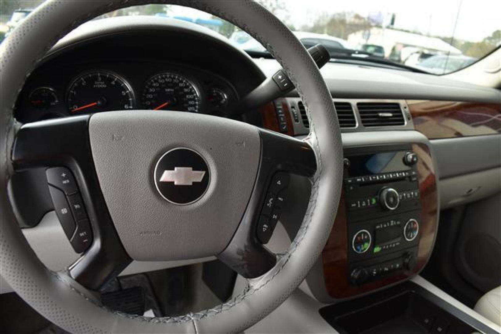 2010 Gray Chevrolet Silverado 1500 LTZ Crew Cab 4WD (3GCRKTE34AG) , 6-Speed Automatic transmission, located at 3900 Bragg Blvd., Fayetteville, NC, 28303, (910) 868-3000, 35.081905, -78.943367 - T-9460 - 2010 Chevrolet Silverado 1500 3GCRKTE34AG202956 - Photo#12