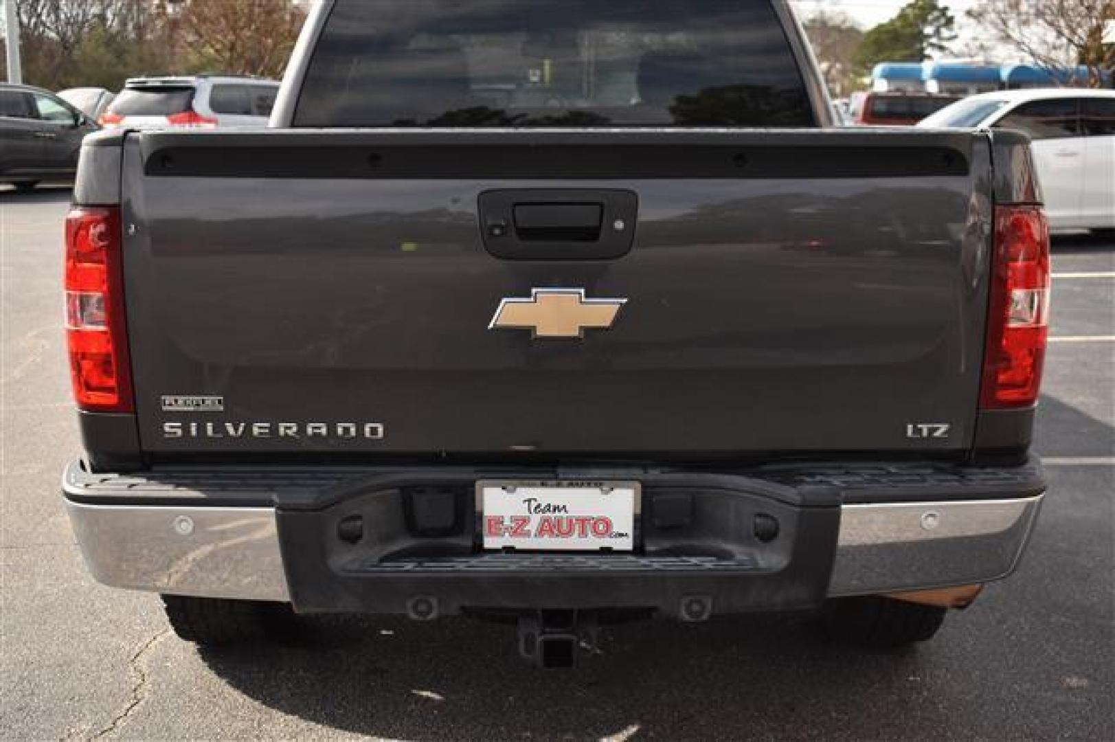 2010 Gray Chevrolet Silverado 1500 LTZ Crew Cab 4WD (3GCRKTE34AG) , 6-Speed Automatic transmission, located at 3900 Bragg Blvd., Fayetteville, NC, 28303, (910) 868-3000, 35.081905, -78.943367 - T-9460 - 2010 Chevrolet Silverado 1500 3GCRKTE34AG202956 - Photo#4