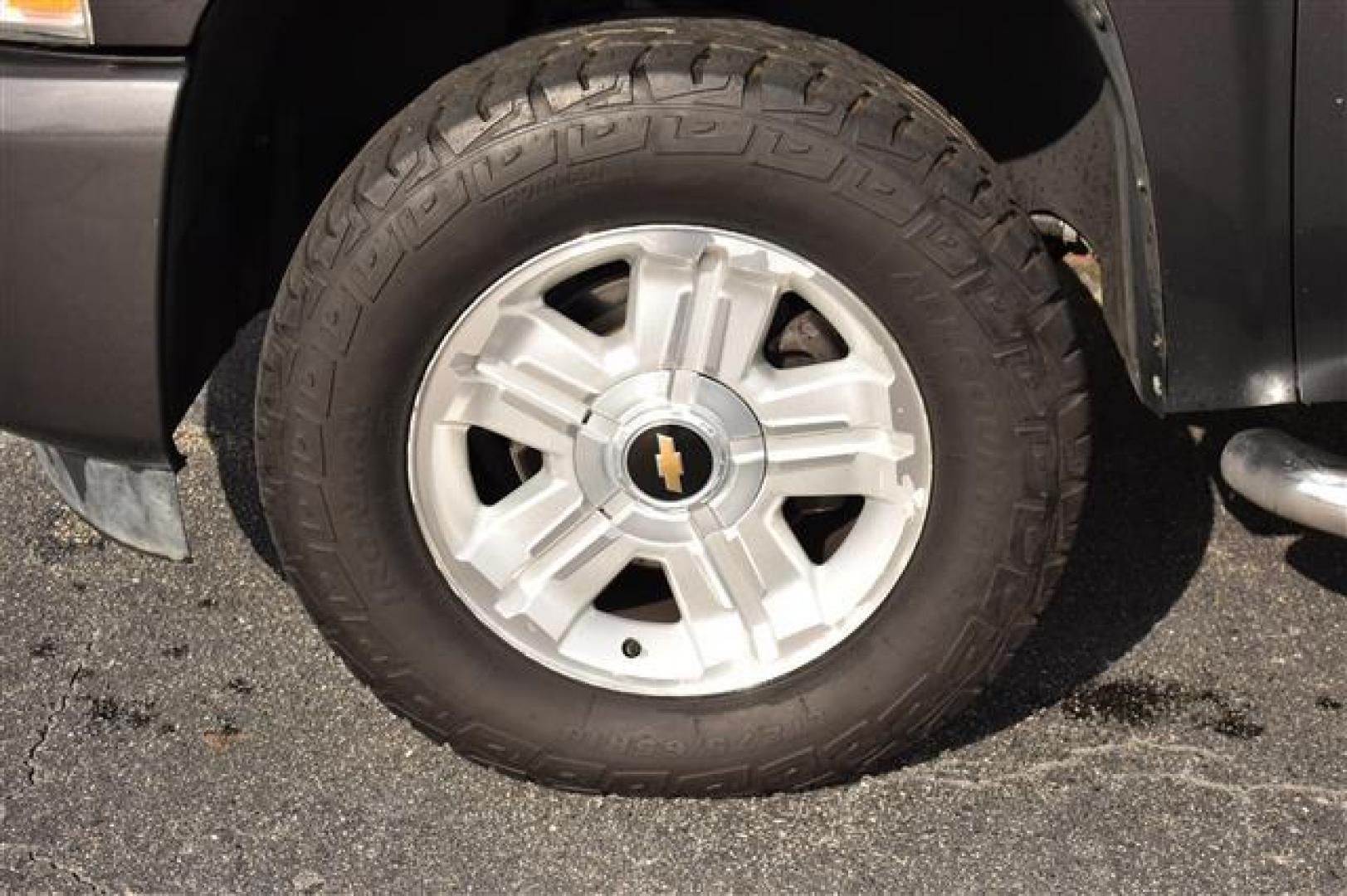 2010 Gray Chevrolet Silverado 1500 LTZ Crew Cab 4WD (3GCRKTE34AG) , 6-Speed Automatic transmission, located at 3900 Bragg Blvd., Fayetteville, NC, 28303, (910) 868-3000, 35.081905, -78.943367 - T-9460 - 2010 Chevrolet Silverado 1500 3GCRKTE34AG202956 - Photo#6