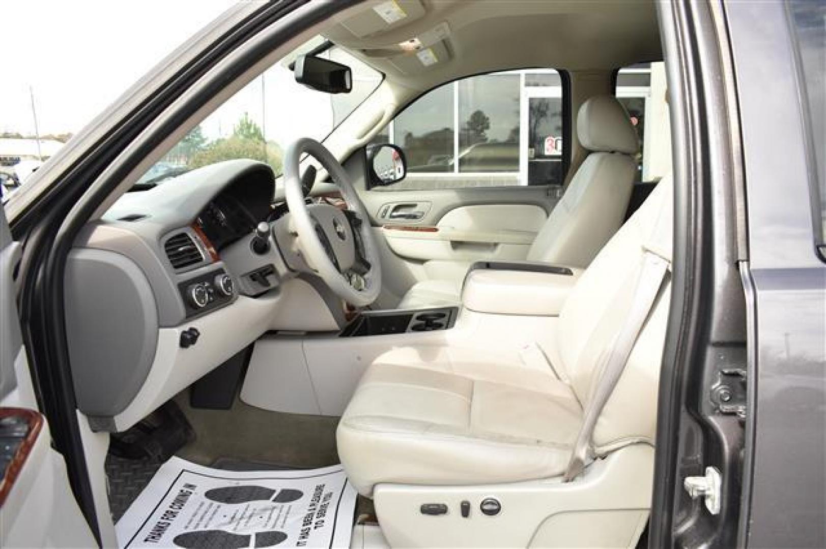 2010 Gray Chevrolet Silverado 1500 LTZ Crew Cab 4WD (3GCRKTE34AG) , 6-Speed Automatic transmission, located at 3900 Bragg Blvd., Fayetteville, NC, 28303, (910) 868-3000, 35.081905, -78.943367 - T-9460 - 2010 Chevrolet Silverado 1500 3GCRKTE34AG202956 - Photo#8