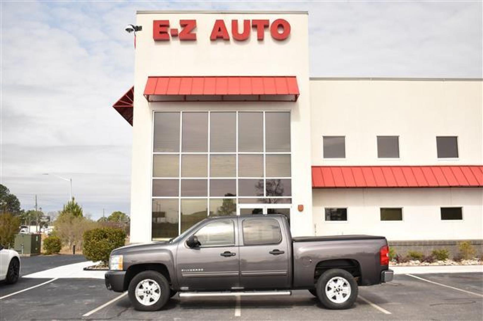 2010 Gray Chevrolet Silverado 1500 LT1 Crew Cab 4WD (3GCRKSE30AG) , 6-Speed Automatic transmission, located at 3900 Bragg Blvd., Fayetteville, NC, 28303, (910) 868-3000, 35.081905, -78.943367 - Photo#0