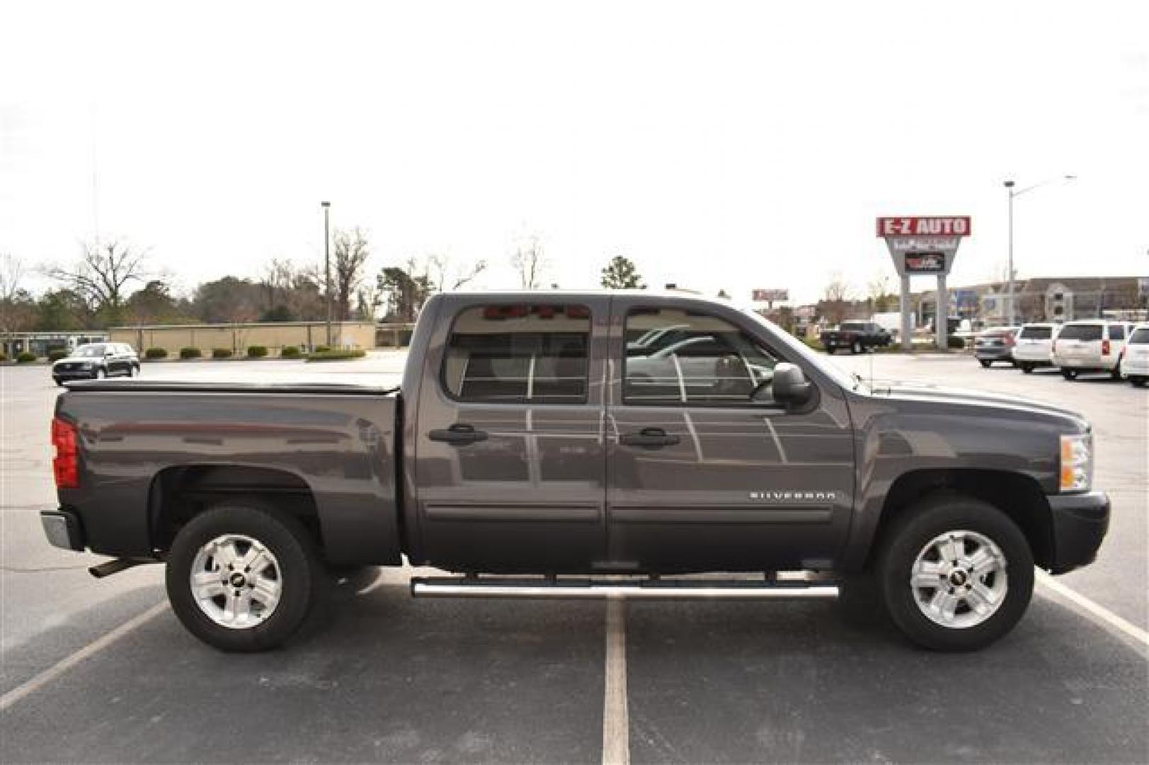 2010 Gray Chevrolet Silverado 1500 LT1 Crew Cab 4WD (3GCRKSE30AG) , 6-Speed Automatic transmission, located at 3900 Bragg Blvd., Fayetteville, NC, 28303, (910) 868-3000, 35.081905, -78.943367 - Photo#1