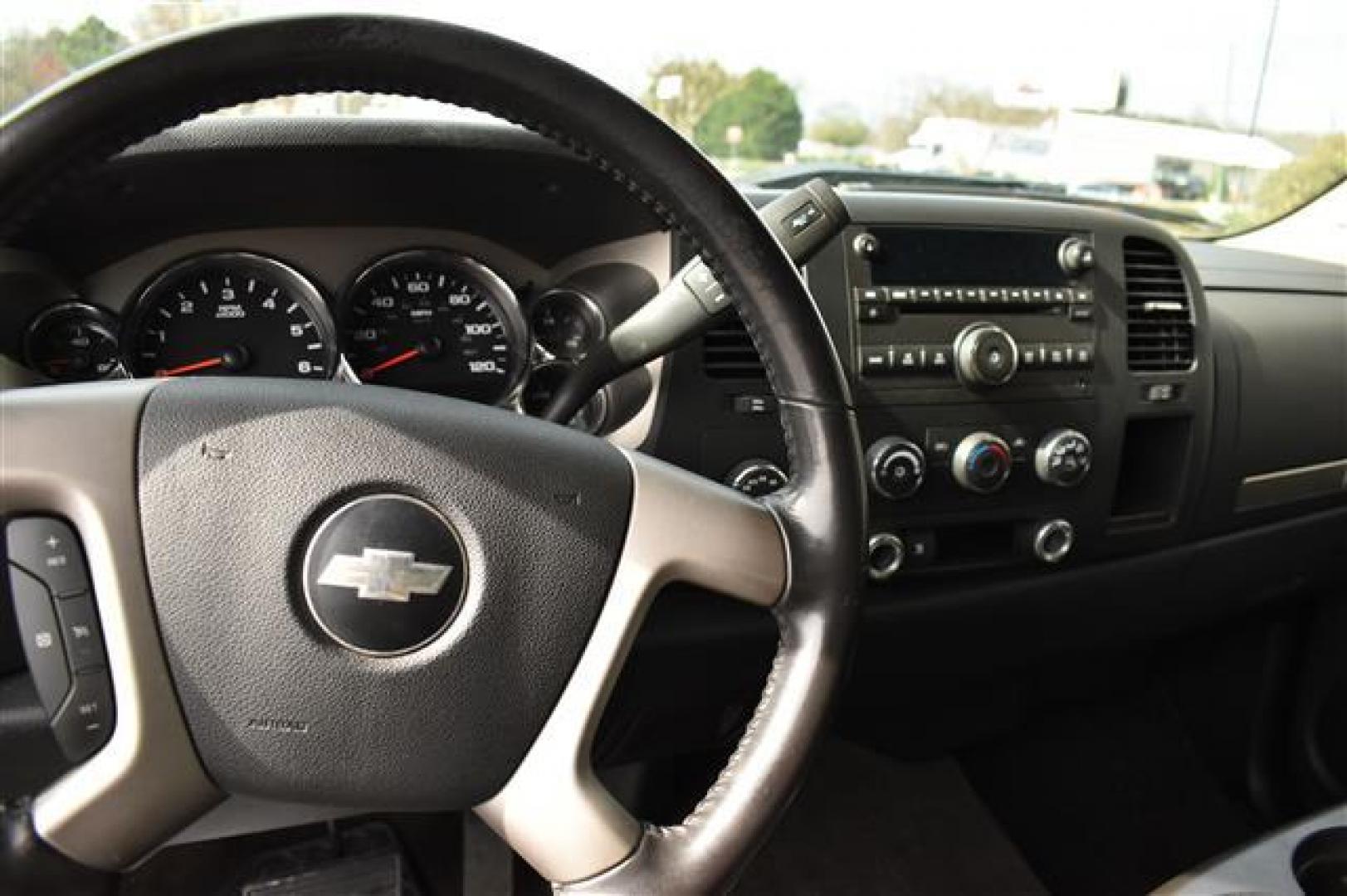 2010 Gray Chevrolet Silverado 1500 LT1 Crew Cab 4WD (3GCRKSE30AG) , 6-Speed Automatic transmission, located at 3900 Bragg Blvd., Fayetteville, NC, 28303, (910) 868-3000, 35.081905, -78.943367 - Photo#5