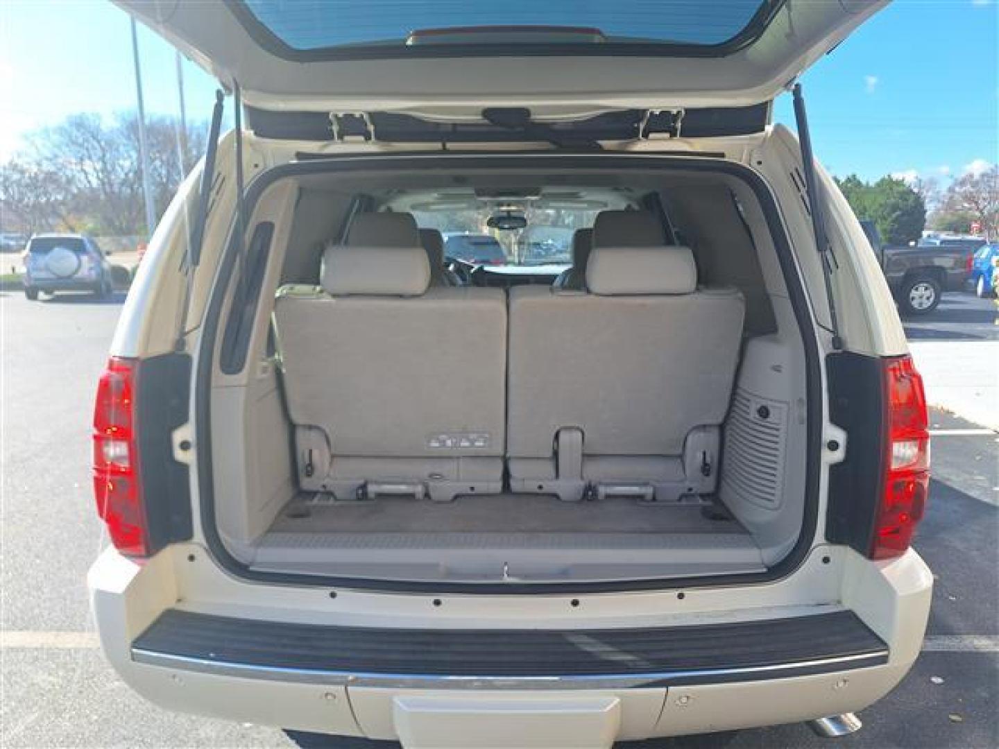 2013 White Diamond Chevrolet Tahoe LTZ 2WD (1GNSCCE08DR) , 6-Speed Automatic transmission, located at 3900 Bragg Blvd., Fayetteville, NC, 28303, (910) 868-3000, 35.081905, -78.943367 - T-9496 - 2013 Chevrolet Tahoe 1GNSCCE08DR370227 - Photo#5