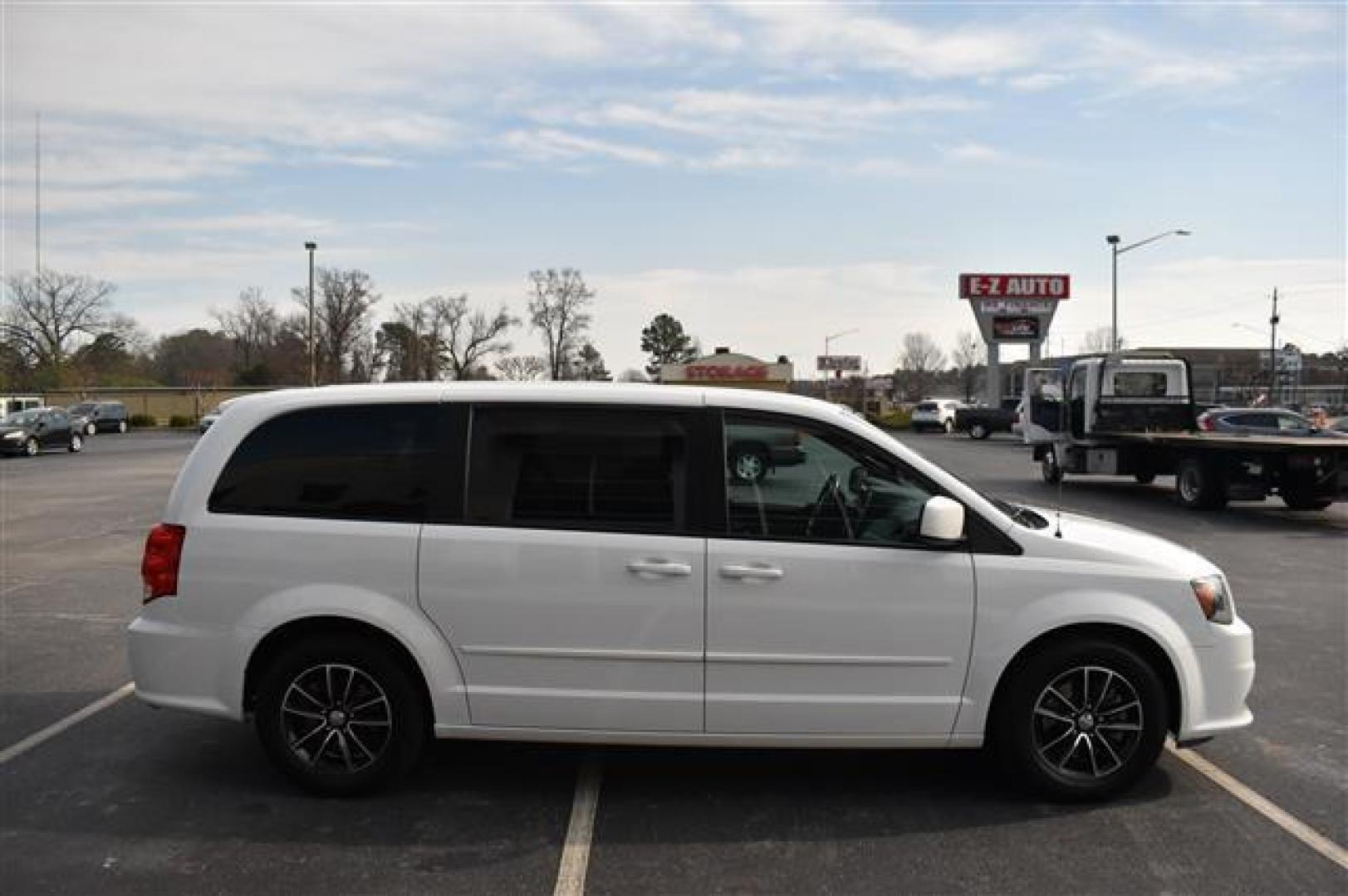 2015 White Dodge Grand Caravan R/T (2C4RDGEG1FR) , 6-Speed Automatic transmission, located at 3900 Bragg Blvd., Fayetteville, NC, 28303, (910) 868-3000, 35.081905, -78.943367 - T-9535 - 2015 Dodge Grand Caravan 2C4RDGEG1FR749446 - Photo#1