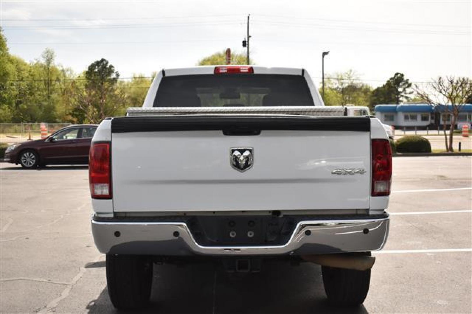 2015 Bright White Clear Coat RAM 2500 Tradesman Crew Cab SWB 4WD (3C6UR5CL5FG) , 6-Speed Automatic transmission, located at 3900 Bragg Blvd., Fayetteville, NC, 28303, (910) 868-3000, 35.081905, -78.943367 - T-9565 - 2015 RAM 2500 3C6UR5CL5FG528414 - Photo#3