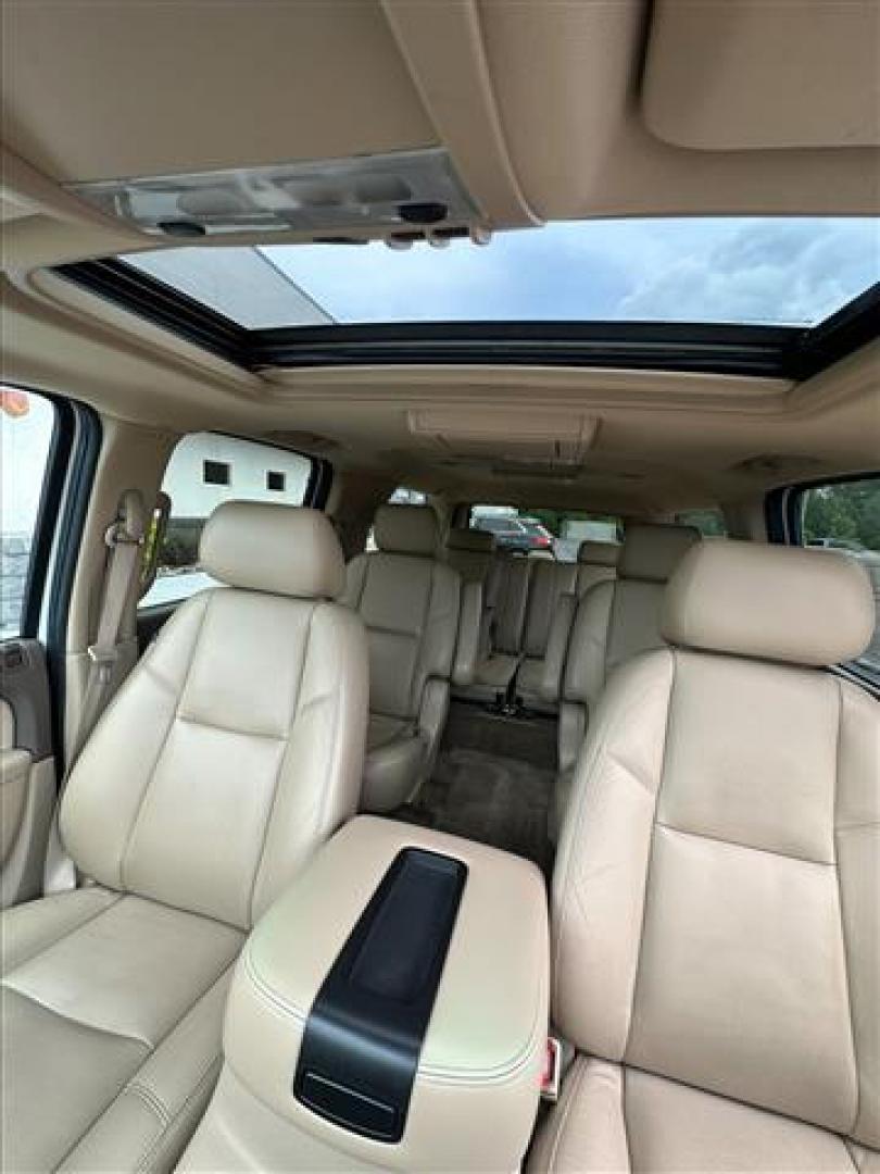 2011 White Diamond /Tan Chevrolet Suburban LTZ 1500 4WD (1GNSKKE37BR) , 6-Speed Automatic transmission, located at 3900 Bragg Blvd., Fayetteville, NC, 28303, (910) 868-3000, 35.081905, -78.943367 - T-9576-R - 2011 Chevrolet Suburban 1GNSKKE37BR177684 - Photo#8
