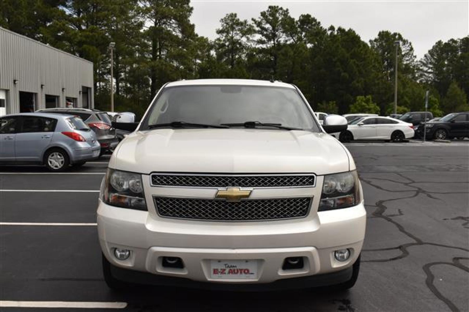 2011 White Diamond Chevrolet Suburban LTZ 1500 4WD (1GNSKKE37BR) , 6-Speed Automatic transmission, located at 3900 Bragg Blvd., Fayetteville, NC, 28303, (910) 868-3000, 35.081905, -78.943367 - T-9576 - 2011 Chevrolet Suburban 1GNSKKE37BR177684 - Photo #2