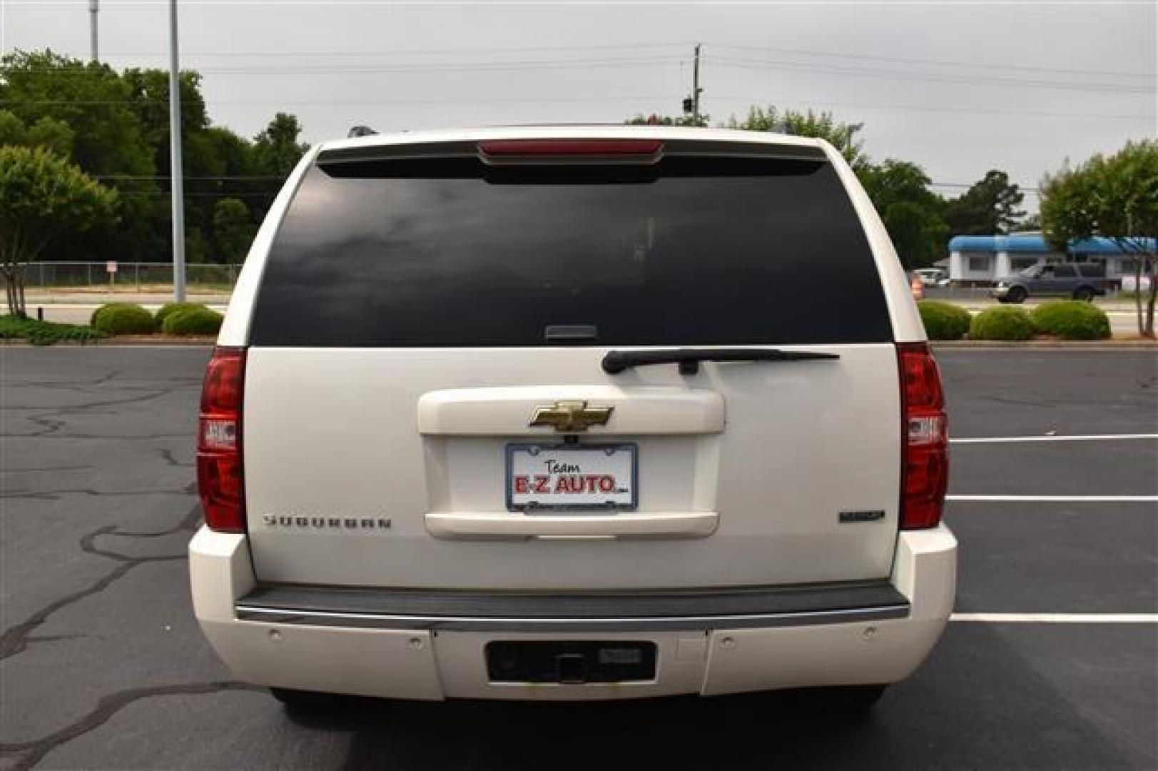 2011 White Diamond Chevrolet Suburban LTZ 1500 4WD (1GNSKKE37BR) , 6-Speed Automatic transmission, located at 3900 Bragg Blvd., Fayetteville, NC, 28303, (910) 868-3000, 35.081905, -78.943367 - Photo#3