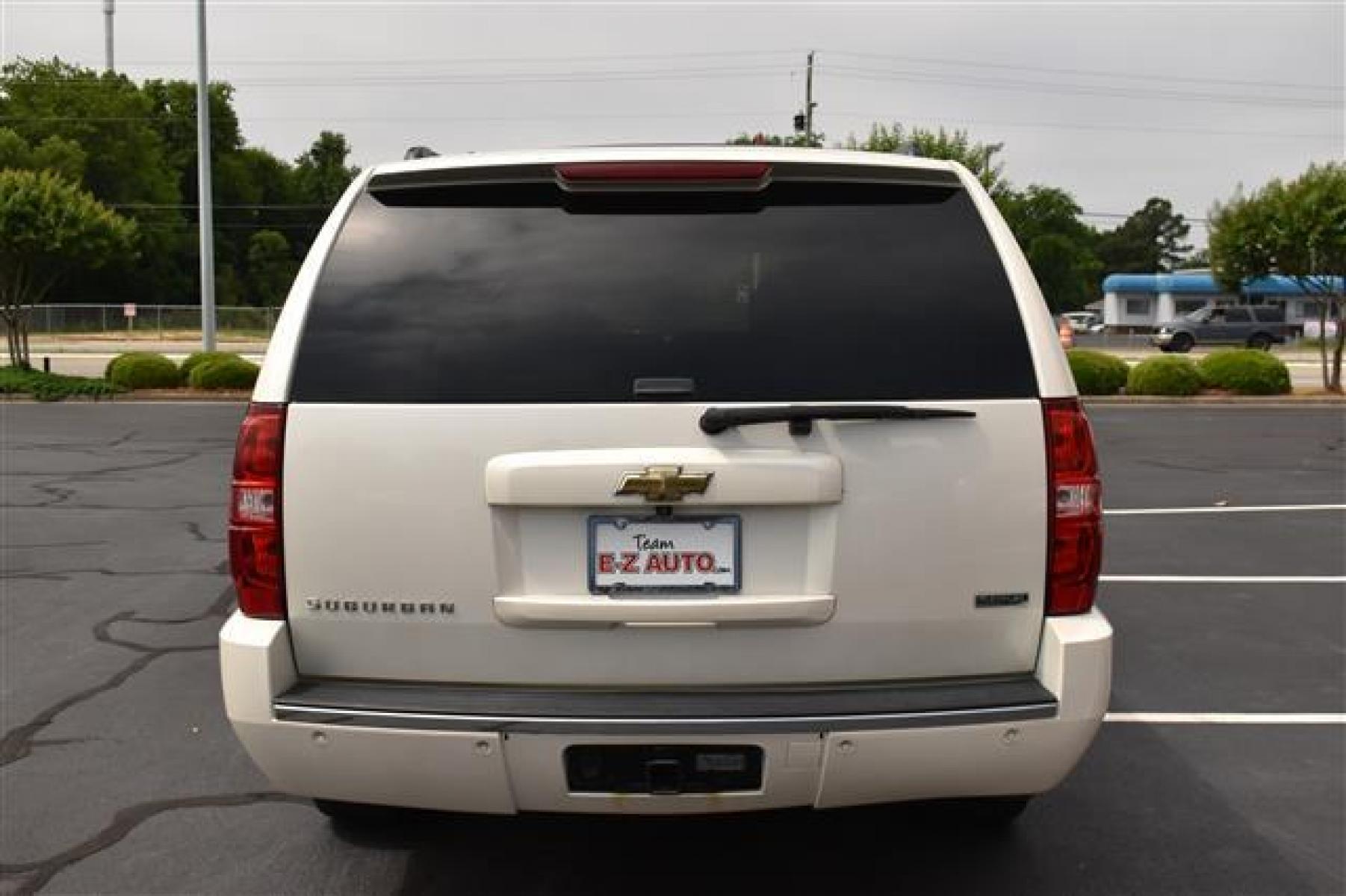 2011 White Diamond Chevrolet Suburban LTZ 1500 4WD (1GNSKKE37BR) , 6-Speed Automatic transmission, located at 3900 Bragg Blvd., Fayetteville, NC, 28303, (910) 868-3000, 35.081905, -78.943367 - T-9576 - 2011 Chevrolet Suburban 1GNSKKE37BR177684 - Photo #3