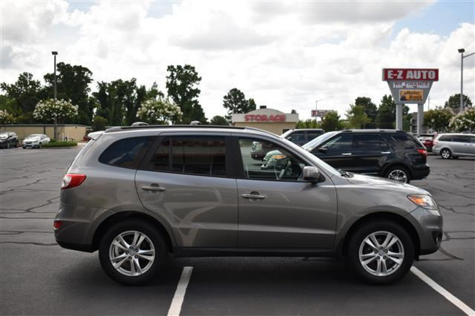 2012 Mineral Gray Hyundai Santa Fe SE 3.5 FWD (5XYZH4AG7CG) , 6-Speed Automatic transmission, located at 3900 Bragg Blvd., Fayetteville, NC, 28303, (910) 868-3000, 35.081905, -78.943367 - T-9622 - 2012 Hyundai Santa Fe 5XYZH4AG7CG160765 - Photo#1