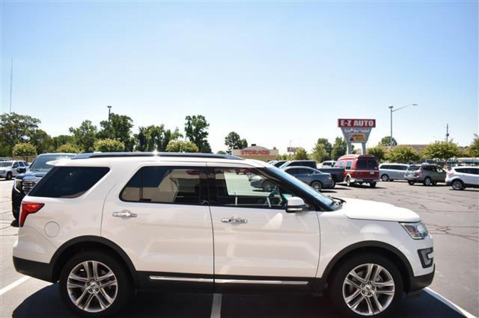 2016 White /Tan Ford Explorer Limited 4WD (1FM5K8F8XGG) , 6-Speed Automatic transmission, located at 3900 Bragg Blvd., Fayetteville, NC, 28303, (910) 868-3000, 35.081905, -78.943367 - T-9642 - 2016 Ford Explorer 1FM5K8F8XGGB59715 - Photo#1