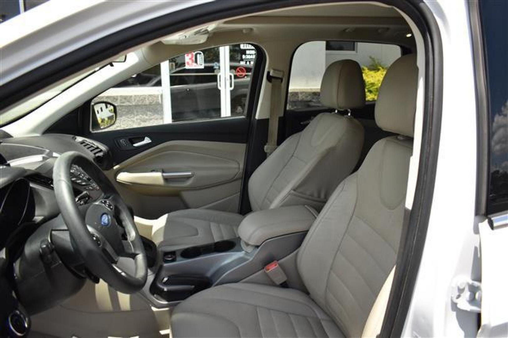 2016 White Ford Escape SE FWD (1FMCU0G75GU) , 6-Speed Automatic transmission, located at 3900 Bragg Blvd., Fayetteville, NC, 28303, (910) 868-3000, 35.081905, -78.943367 - T-9643 - 2016 Ford Escape 1FMCU0G75GUC19197 - Photo#9