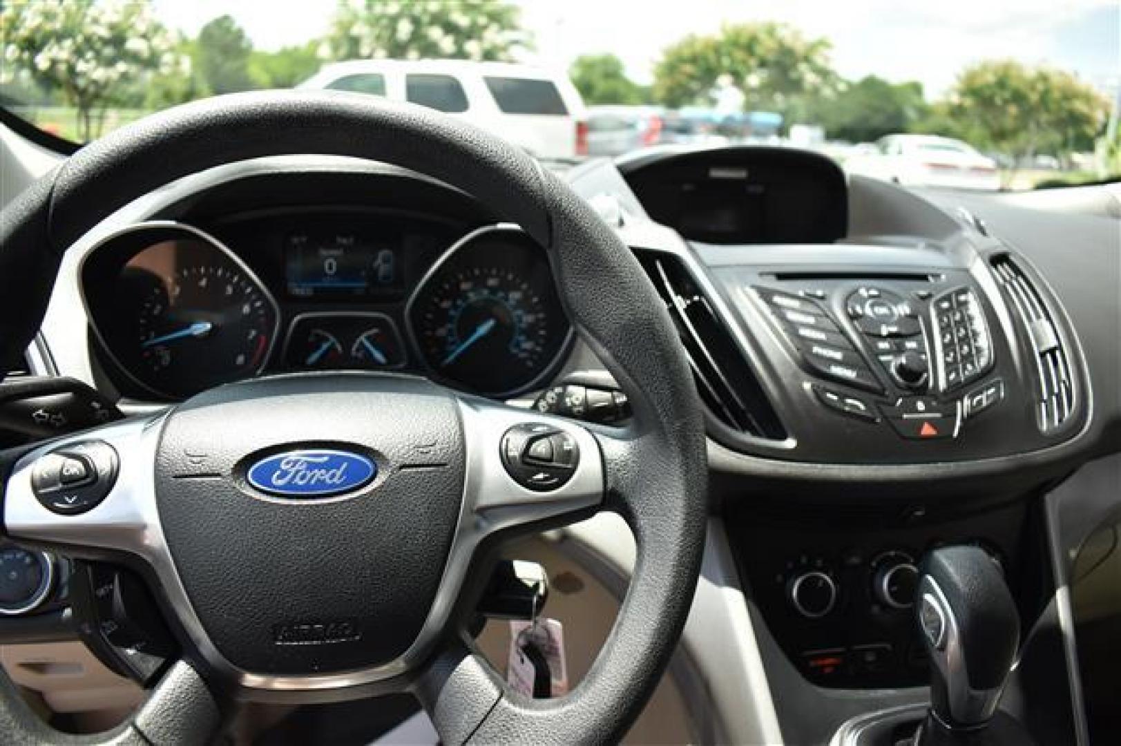 2016 White Ford Escape SE FWD (1FMCU0G75GU) , 6-Speed Automatic transmission, located at 3900 Bragg Blvd., Fayetteville, NC, 28303, (910) 868-3000, 35.081905, -78.943367 - Photo#6