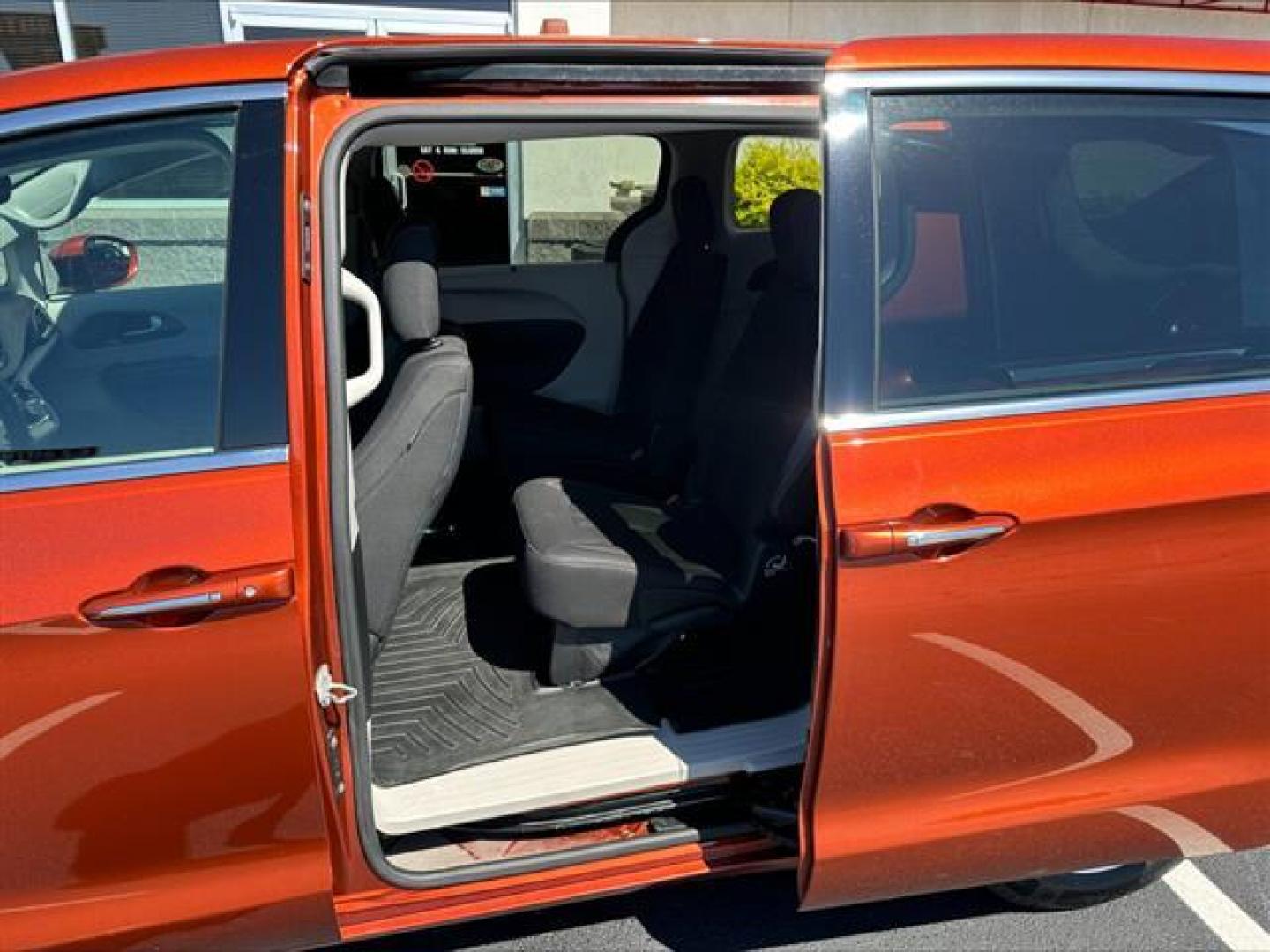 2018 Orange Chrysler Pacifica Touring Plus (2C4RC1FG6JR) , 9-Speed Automatic transmission, located at 3900 Bragg Blvd., Fayetteville, NC, 28303, (910) 868-3000, 35.081905, -78.943367 - Photo#7