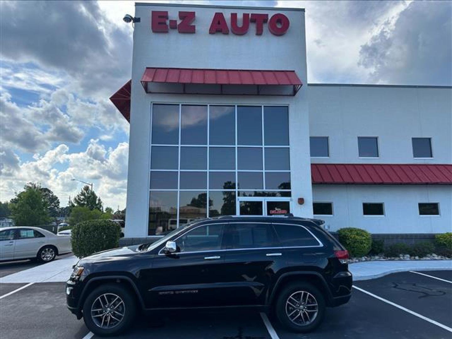 2018 Diamond Black Crystal Pearl Coat Jeep Grand Cherokee Limited 2WD (1C4RJEBG3JC) , 8-Speed Automatic transmission, located at 3900 Bragg Blvd., Fayetteville, NC, 28303, (910) 868-3000, 35.081905, -78.943367 - T-9852 - 2018 Jeep Grand Cherokee 1C4RJEBG3JC131838 - Photo#0