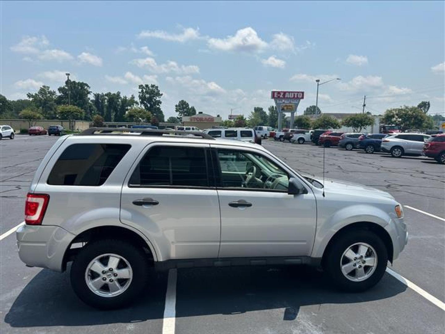 2009 Ford Escape XLT FWD I4 (1FMCU03789K) , 4-Speed Automatic transmission, located at 3900 Bragg Blvd., Fayetteville, NC, 28303, (910) 868-3000, 35.081905, -78.943367 - T-9868 - 2009 Ford Escape 1FMCU03789KC59813 - Photo#2