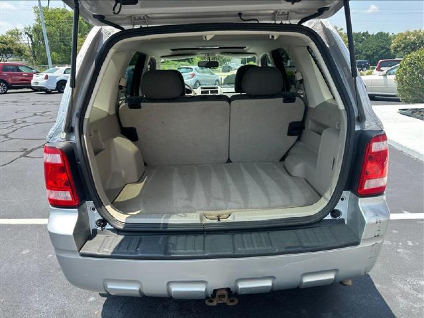 2009 Ford Escape XLT FWD I4 (1FMCU03789K) , 4-Speed Automatic transmission, located at 3900 Bragg Blvd., Fayetteville, NC, 28303, (910) 868-3000, 35.081905, -78.943367 - T-9868 - 2009 Ford Escape 1FMCU03789KC59813 - Photo#4