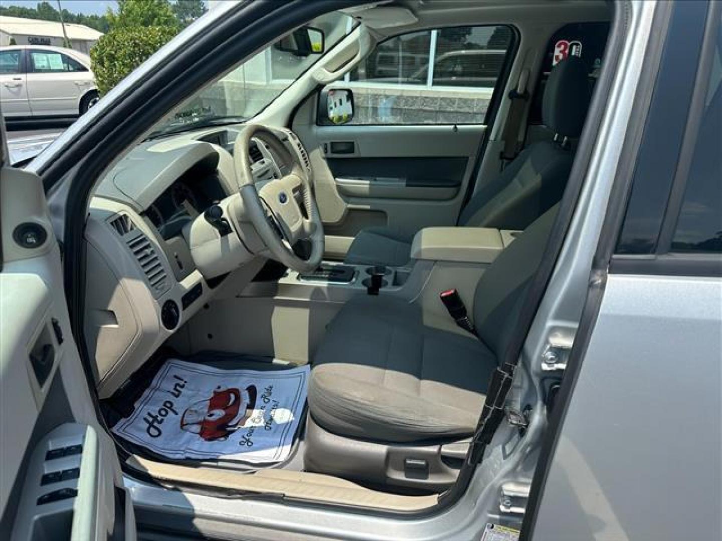 2009 Ford Escape XLT FWD I4 (1FMCU03789K) , 4-Speed Automatic transmission, located at 3900 Bragg Blvd., Fayetteville, NC, 28303, (910) 868-3000, 35.081905, -78.943367 - T-9868 - 2009 Ford Escape 1FMCU03789KC59813 - Photo#5