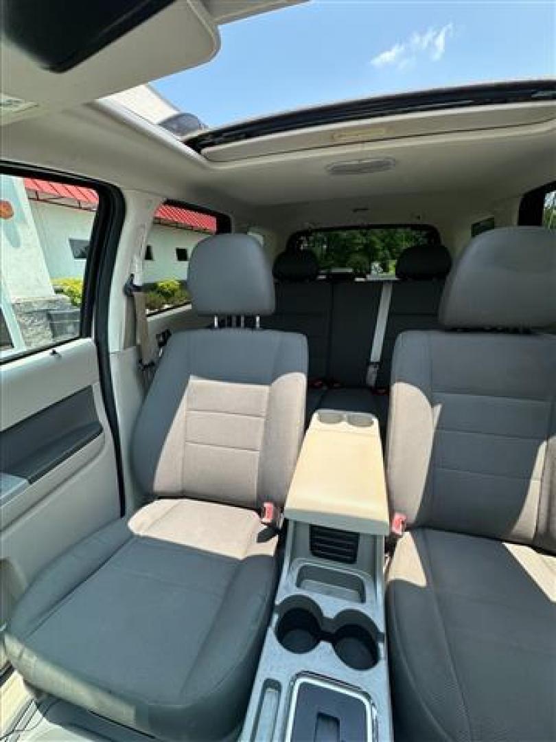 2009 Ford Escape XLT FWD I4 (1FMCU03789K) , 4-Speed Automatic transmission, located at 3900 Bragg Blvd., Fayetteville, NC, 28303, (910) 868-3000, 35.081905, -78.943367 - T-9868 - 2009 Ford Escape 1FMCU03789KC59813 - Photo#9