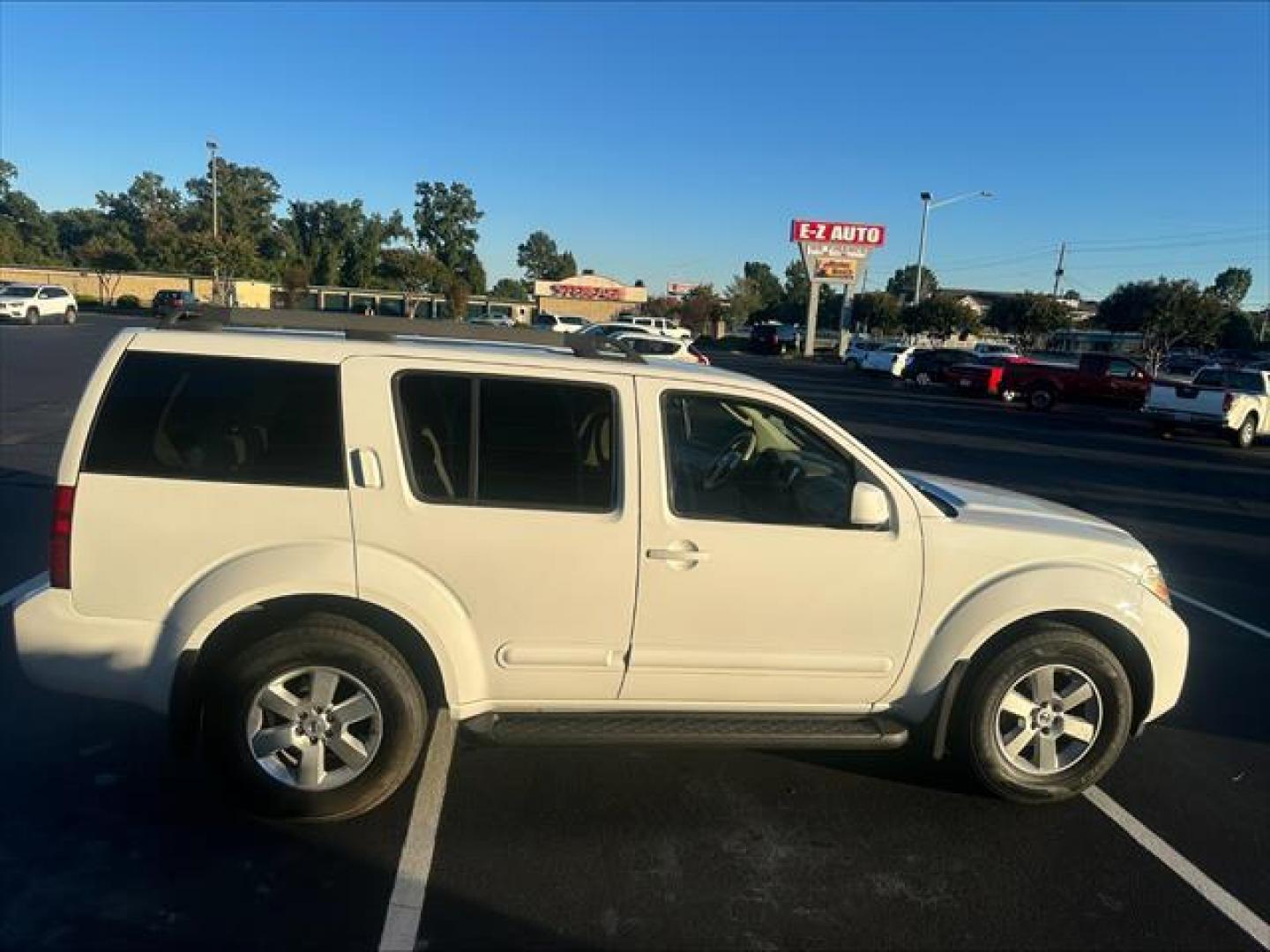 2012 Avalanche Nissan Pathfinder SV 2WD (5N1AR1NN4CC) , 5-Speed Automatic transmission, located at 3900 Bragg Blvd., Fayetteville, NC, 28303, (910) 868-3000, 35.081905, -78.943367 - T-9873-R - 2012 Nissan Pathfinder 5N1AR1NN4CC630073 - Photo#2