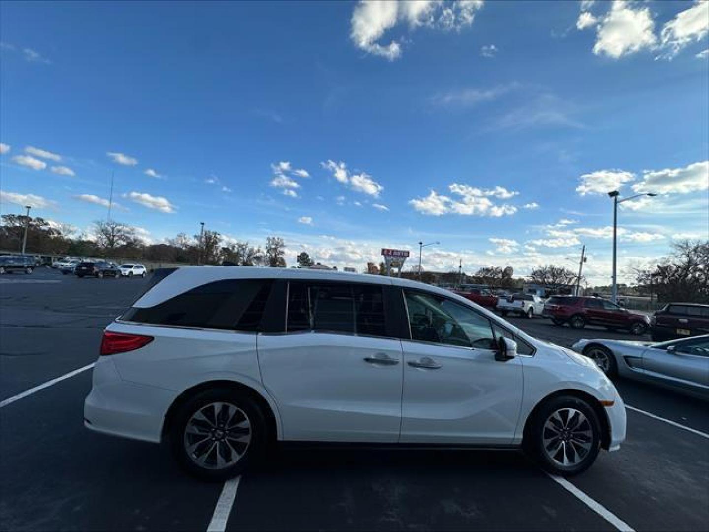 2022 Platinum White Pearl Honda Odyssey EX-L (5FNRL6H73NB) , 9-Speed Automatic transmission, located at 3900 Bragg Blvd., Fayetteville, NC, 28303, (910) 868-3000, 35.081905, -78.943367 - T-9927 - 2022 Honda Odyssey 5FNRL6H73NB011621 - Photo#2
