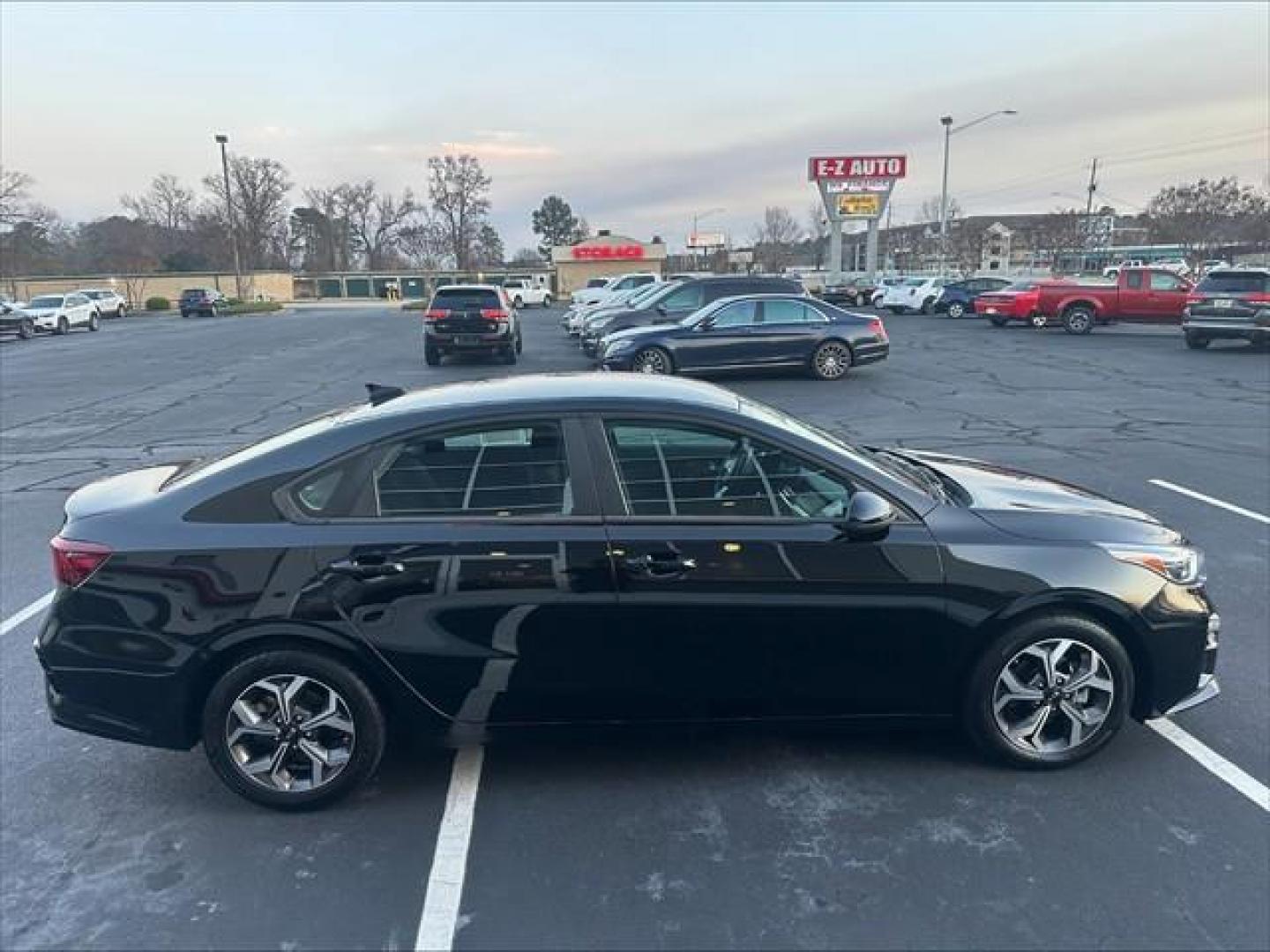 2020 Black Kia Forte FE (3KPF24AD2LE) , Continuously Variable Transmission transmission, located at 3900 Bragg Blvd., Fayetteville, NC, 28303, (910) 868-3000, 35.081905, -78.943367 - T-9929 - 2020 Kia Forte 3KPF24AD2LE202301 - Photo#2