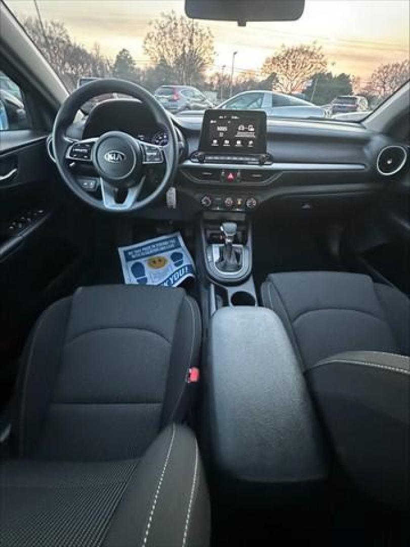 2020 Black Kia Forte FE (3KPF24AD2LE) , Continuously Variable Transmission transmission, located at 3900 Bragg Blvd., Fayetteville, NC, 28303, (910) 868-3000, 35.081905, -78.943367 - T-9929 - 2020 Kia Forte 3KPF24AD2LE202301 - Photo#5