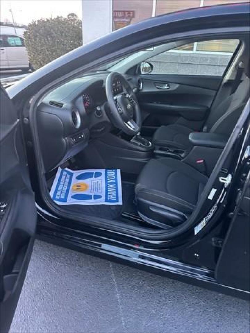 2020 Black Kia Forte FE (3KPF24AD2LE) , Continuously Variable Transmission transmission, located at 3900 Bragg Blvd., Fayetteville, NC, 28303, (910) 868-3000, 35.081905, -78.943367 - T-9929 - 2020 Kia Forte 3KPF24AD2LE202301 - Photo#6