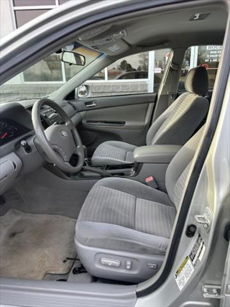 2006 Lunar Mist Metallic Toyota Camry LE (4T1BE32K06U) , located at 3900 Bragg Blvd., Fayetteville, NC, 28303, (910) 868-3000, 35.081905, -78.943367 - T-9954 - 2006 Toyota Camry 4T1BE32K06U748531 - Photo#4