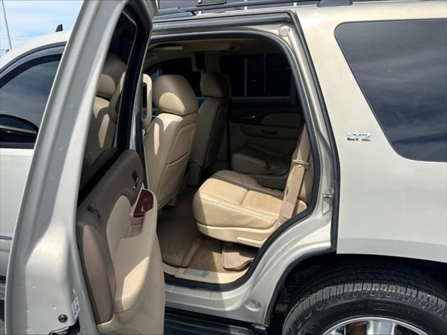 2011 Chevrolet Tahoe LTZ 4WD (1GNSKCE03BR) , 6-Speed Automatic transmission, located at 3900 Bragg Blvd., Fayetteville, NC, 28303, (910) 868-3000, 35.081905, -78.943367 - T-9981 - 2011 Chevrolet Tahoe 1GNSKCE03BR116604 - Photo#6