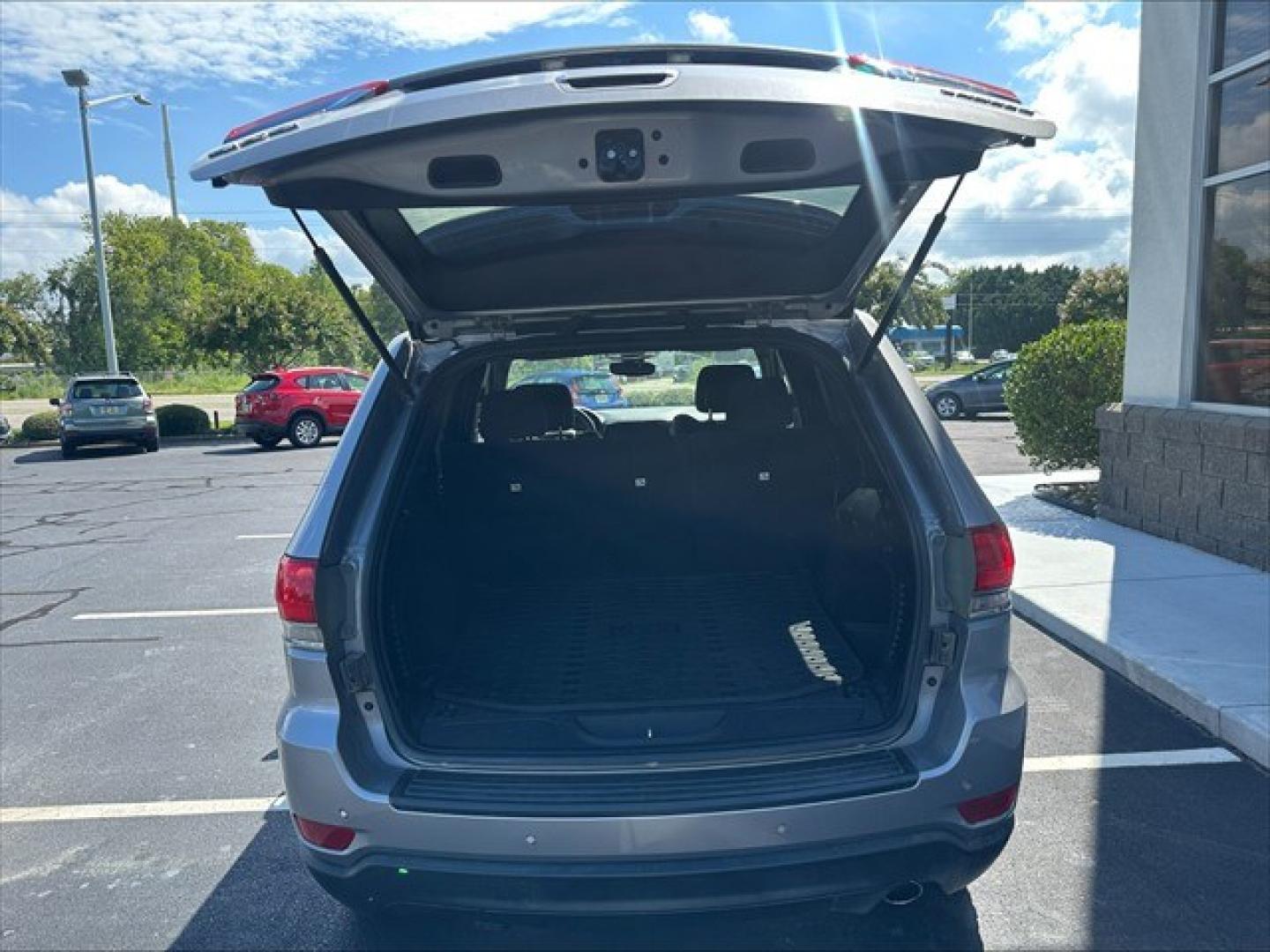 2018 Billet Silver Metallic Clear Coat Jeep Grand Cherokee Laredo 4WD (1C4RJFAG9JC) , 8-Speed Automatic transmission, located at 3900 Bragg Blvd., Fayetteville, NC, 28303, (910) 868-3000, 35.081905, -78.943367 - T-10005 - 2018 Jeep Grand Cherokee 1C4RJFAG9JC378854- Photo#4