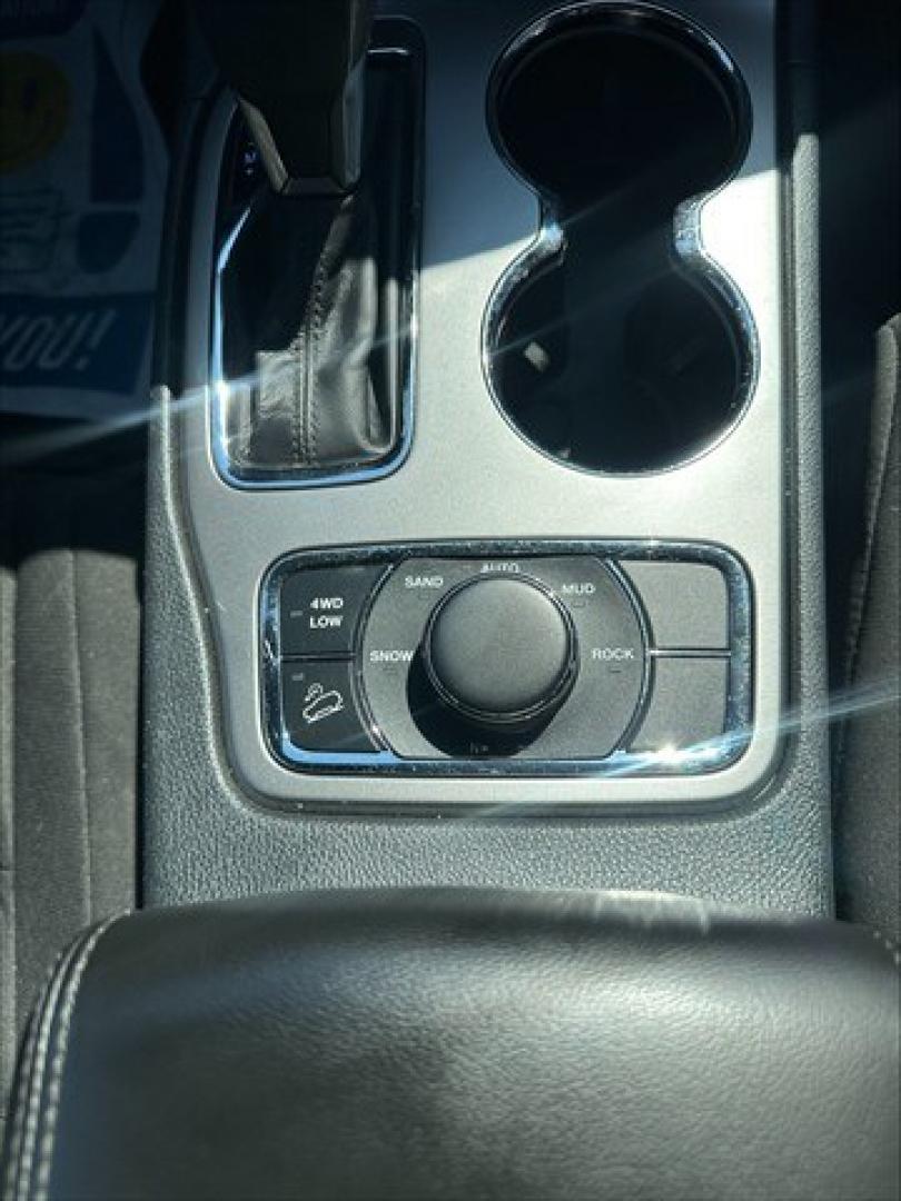 2018 Billet Silver Metallic Clear Coat Jeep Grand Cherokee Laredo 4WD (1C4RJFAG9JC) , 8-Speed Automatic transmission, located at 3900 Bragg Blvd., Fayetteville, NC, 28303, (910) 868-3000, 35.081905, -78.943367 - T-10005 - 2018 Jeep Grand Cherokee 1C4RJFAG9JC378854- Photo#9